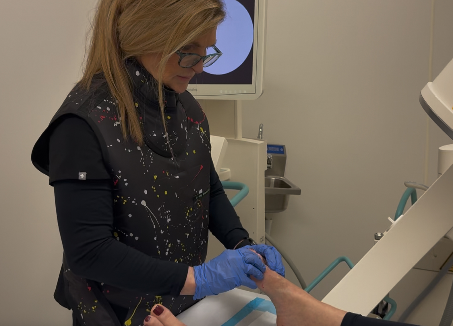 Top orthopedic surgeons performing advanced surgical procedure