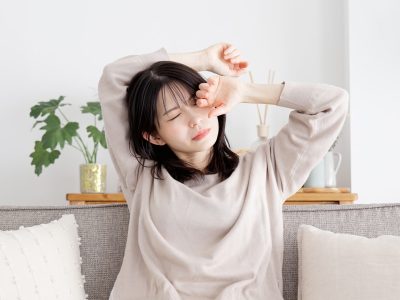 Exhausted professional struggling with afternoon energy crash needing fatigue solutions