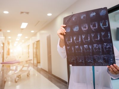 Best orthopedic surgeons consulting with patient about treatment options