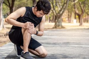 Athlete with knee pain needing runner's knee treatment evaluation