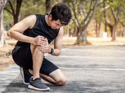 Athlete with knee pain needing runner's knee treatment evaluation
